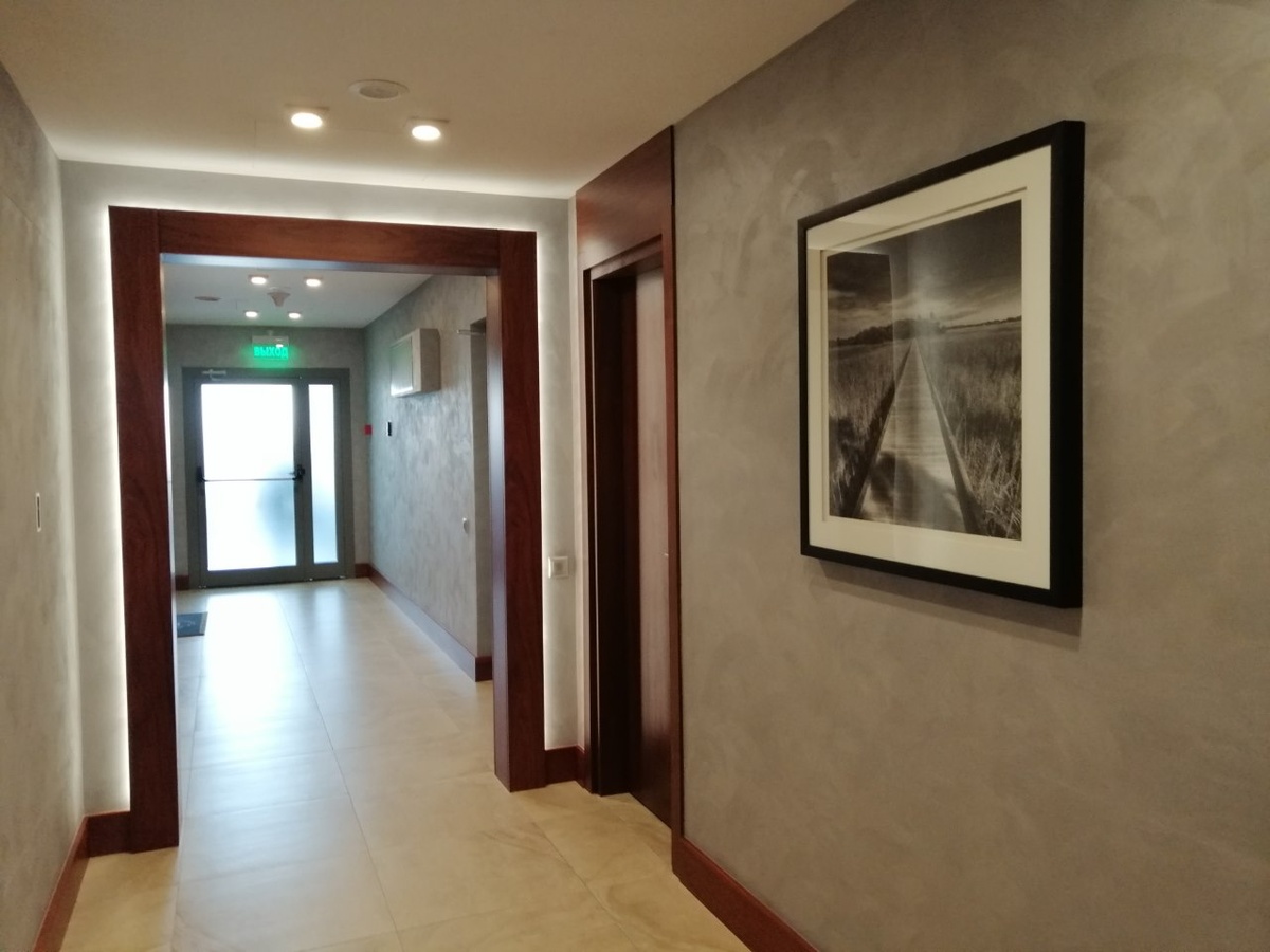 Проверять надо все: пол, потолок, стены. Фото: Shutterstock