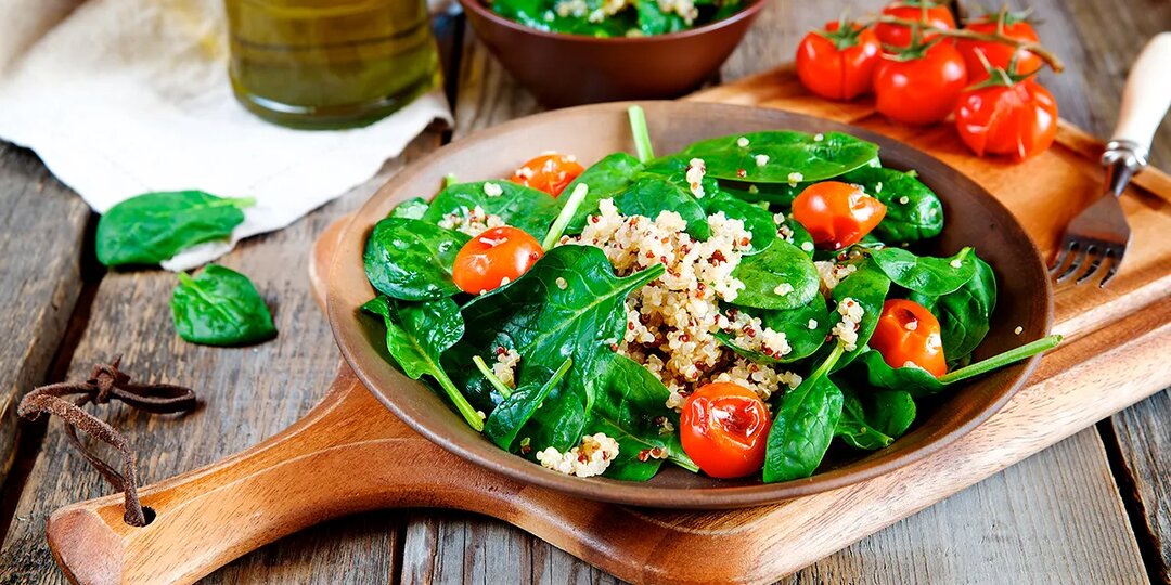 Вкусные и полезные салаты со шпинатом: 10 интересных рецептов