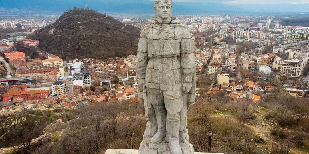 Стоит над горою Алёша — в Болгарии русский солдат. История неубитого солдата и неснесенного памятника.