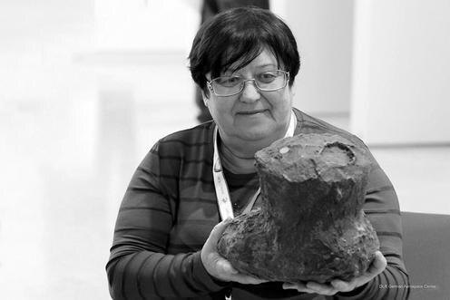 Светлана Герасименко с макетом открытой ею кометы. Фото из соцсетей