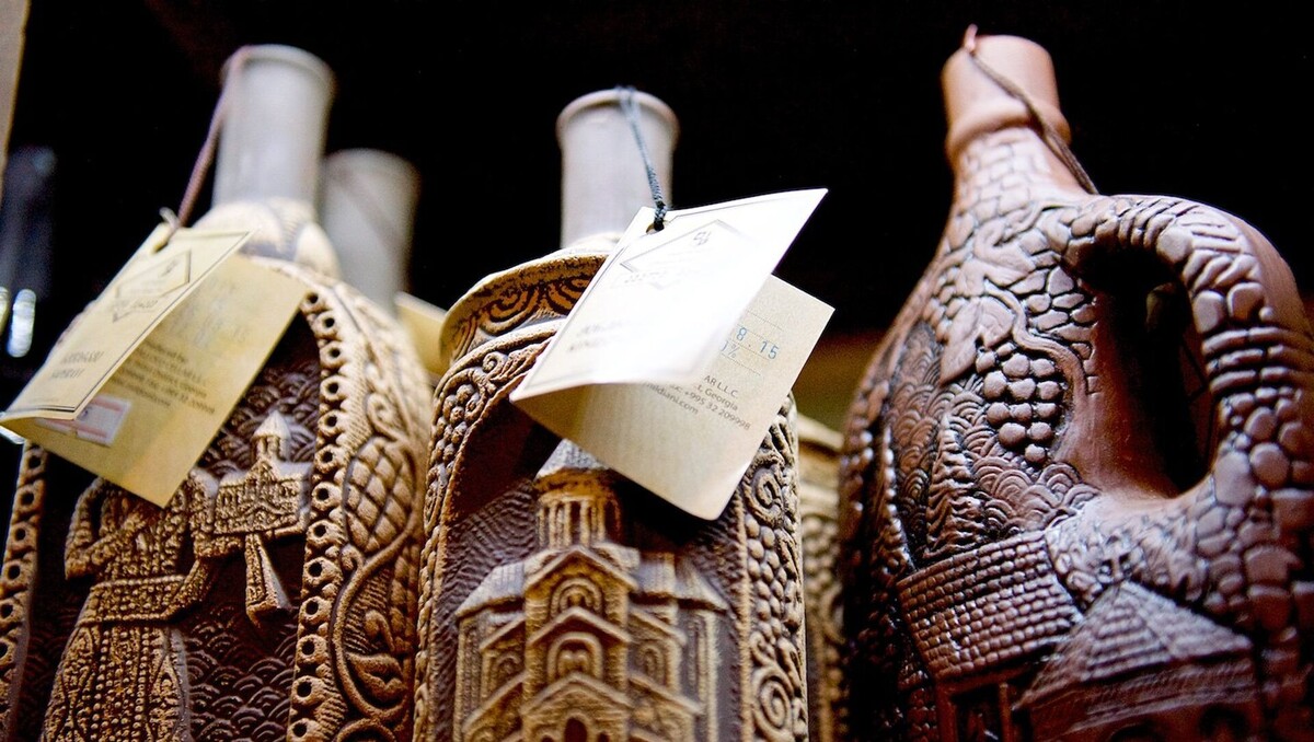 Глиняные кувшины для вина