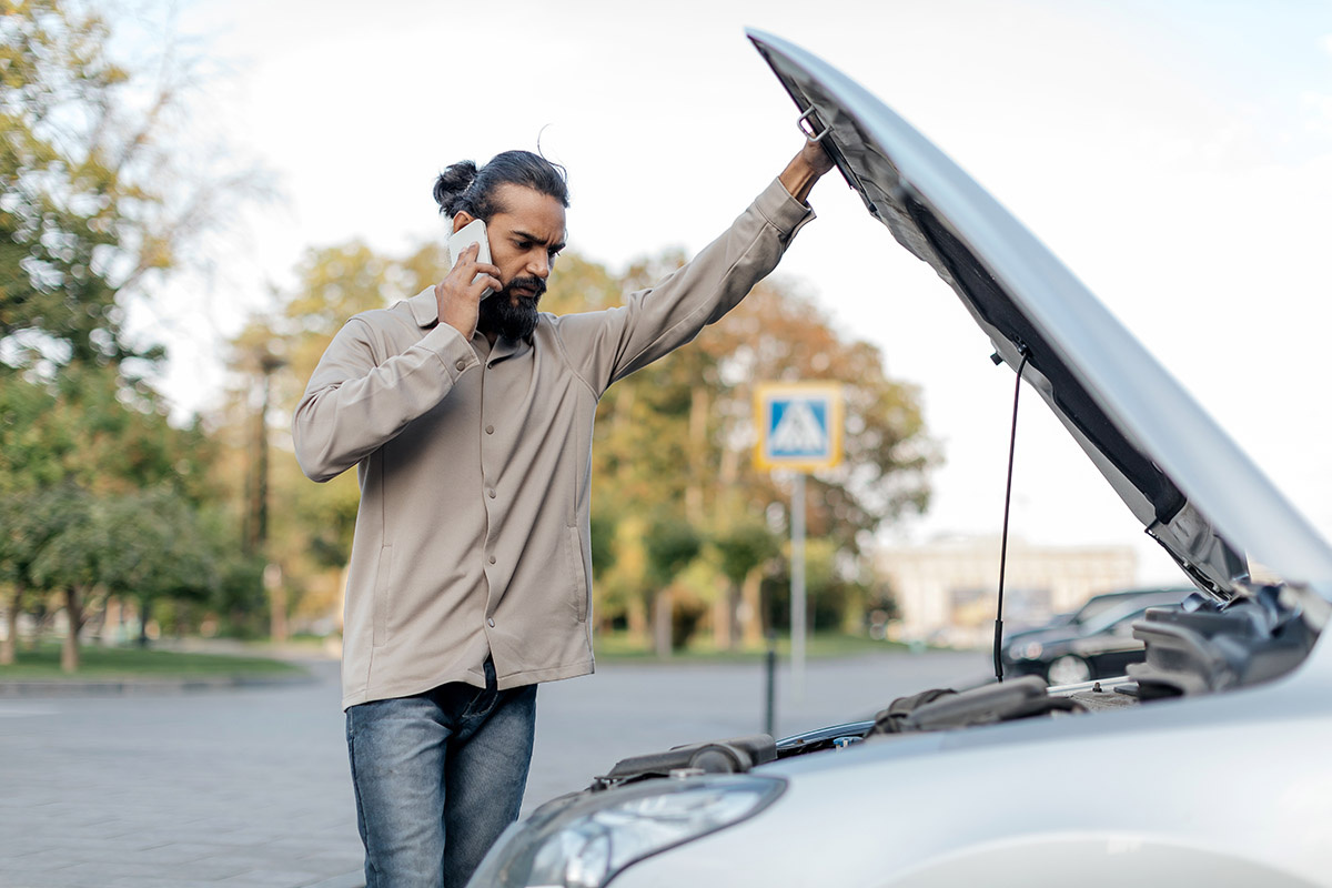    Сломались на трассе — узнайте насчет бесплатного эвакуатора. Многие автосервисы готовы приехать за вами, если будете чинить у них. Источник: Shutterstock
