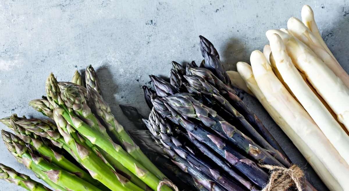   Зеленая, фиолетовая и белая спаржа (Shutterstock/FOTODOM)