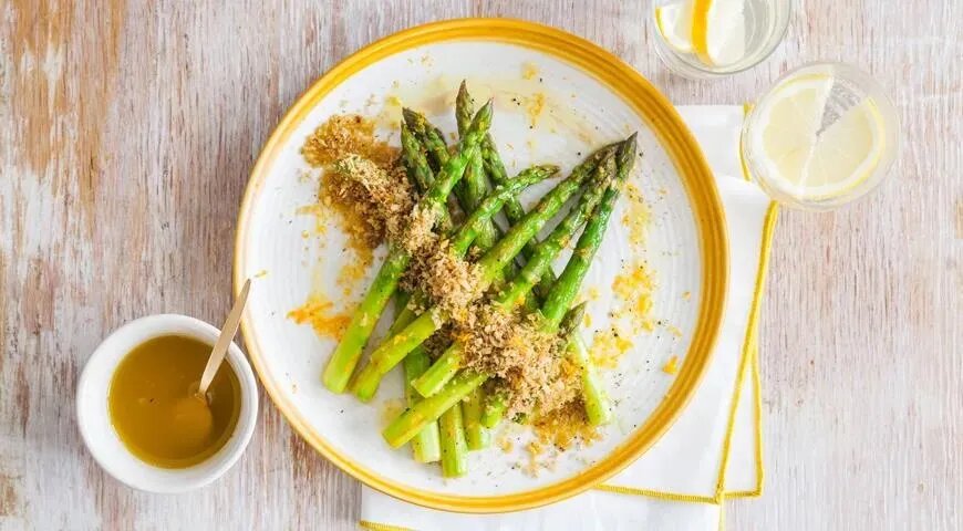   Спаржа с лимонной заправкой и чесночными крошками (Shutterstock/FOTODOM)