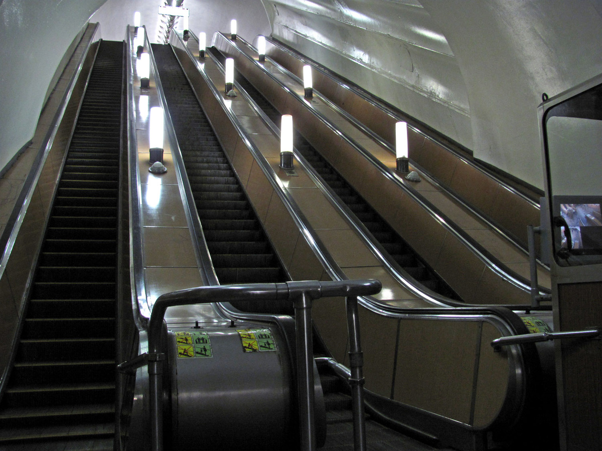 Особо одарённым хочу напомнить, что эксклаторы, а тем более - лифты, есть далеко не везде.