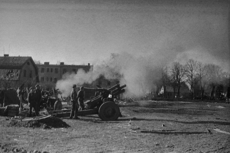 Фото: Эммануил Евзерихин/ТАСС (Январь-апрель 1945 г. Германия. Восточная Пруссия. Артиллеристы 3-го Белорусского фронта во время ведения огня по позициям противника в районе города Кенигсберга в ходе Восточно-Прусской наступательной операции Красной Армии в дни Второй мировой войны. Точная дата съемки не установлена.)