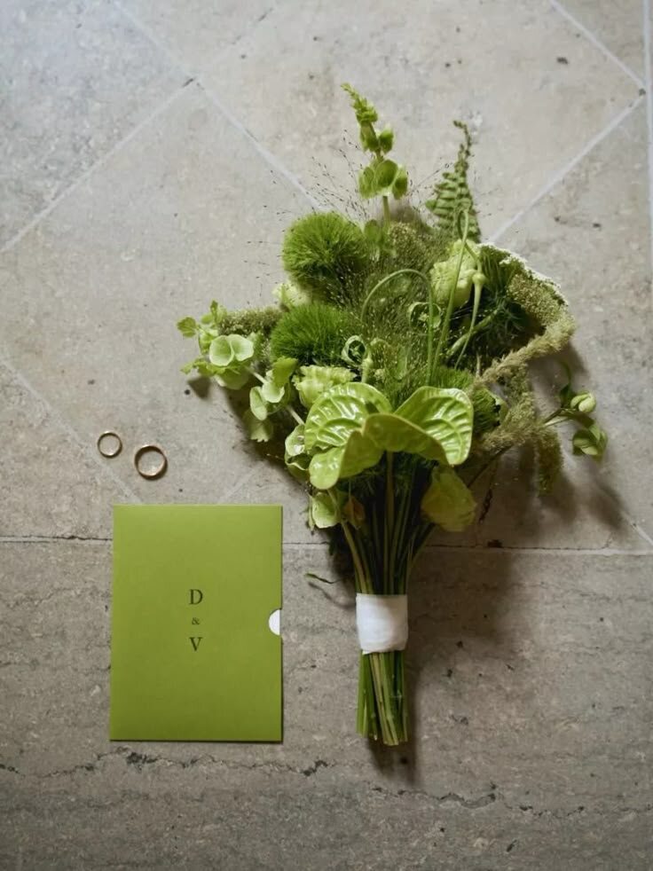 Лайфхак:
Добавь в букет веточки, которые собрала на прогулке. Это будет выглядеть стильно и оригинально!