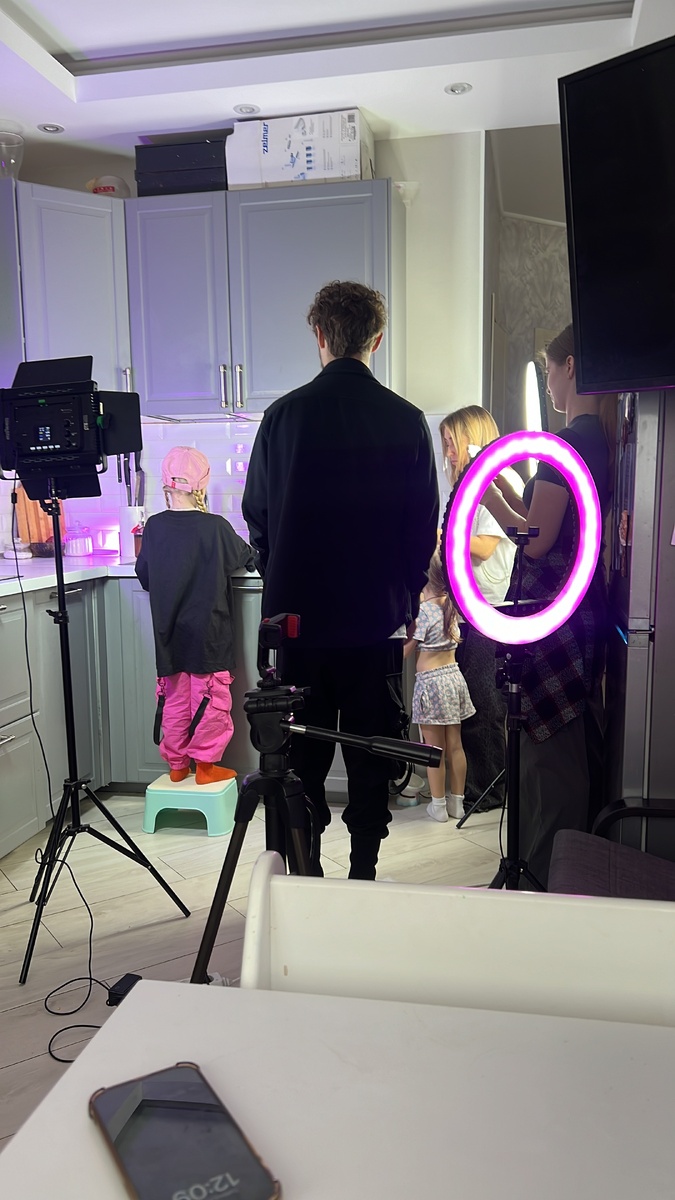 Сейчас наши съемки проходят вот так.  С профессиональным светом, оператором и помощниками)