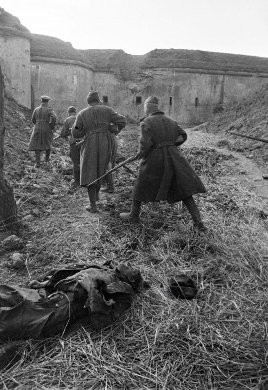 Источник: sputnik-ossetia.ru Бойцы 3-го Белорусского фронта проходят мимо тела убитого немецкого солдата на территории форта №4 «Гнейзенау» в Кенигсберге.