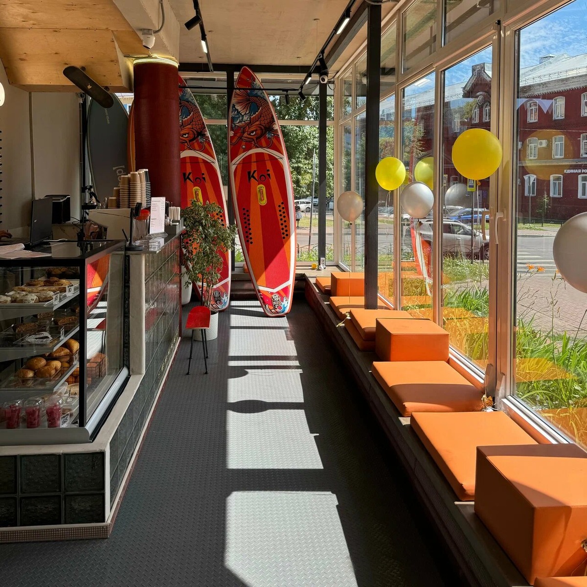 В кафе можно взять в аренду сапы и сразу отправиться в сплав по реке Клязьме, которая делит город на 2 части — Орехово и Зуев