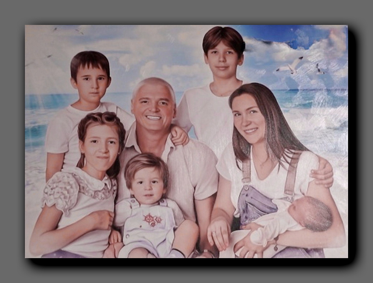 Сергей Плотников с четвертой женой и детьми. Стоп-кадр видеотрансляции НТВ