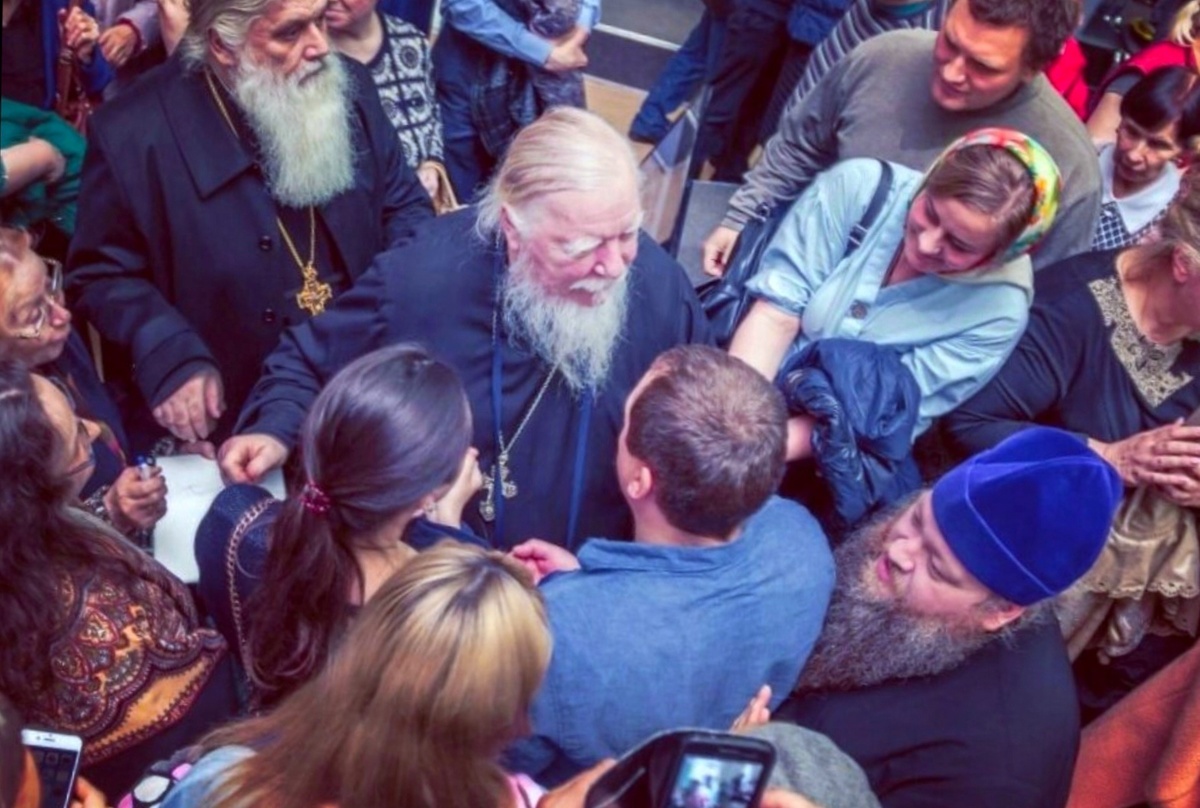 Отец Димитрий в окружении своих прихожан.