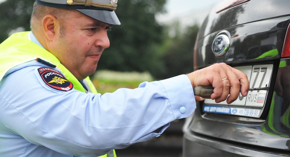 За что могут снять номера с машины сотрудники ГИБДД?