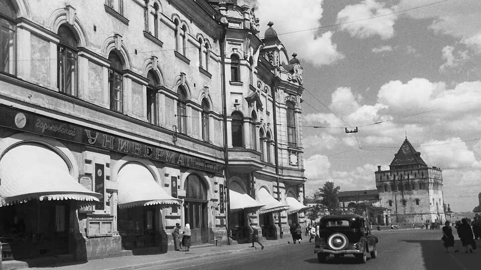 1930-е годы. Автомобиль ГАЗ М-1 проезжает мимо Универмага "Горьковский", расположенного в бывшем здании Городской Думы.📷Фото: Нисон Капелюш / Из фондов РМФ
