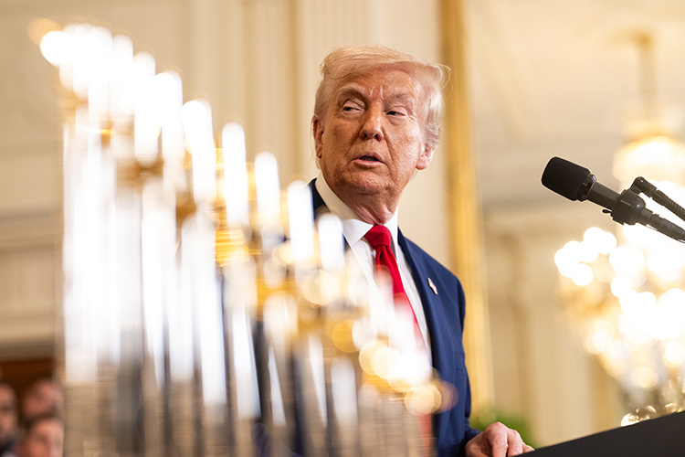    Накануне в Белом доме заявили, что «телефоны разрываются» от звонков из стран, желающих заключить индивидуальные сделки с США. Но Трамп посчитал, что этого мало, и этой ночью «поддал огня».   
Фото: © White House / via Globallookpress.com / www.globallookpress.com