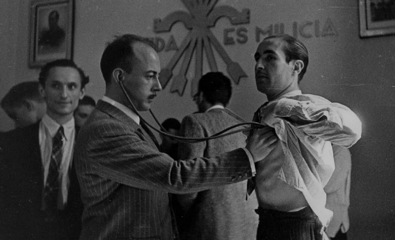 

Июль 1941 года, врач осматривает добровольца "Голубой дивизии" (División Azul)