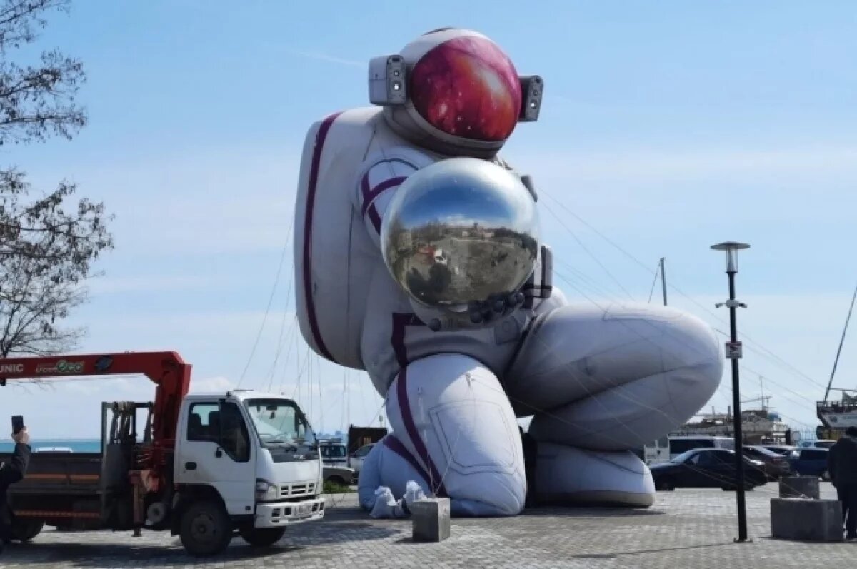    В Евпатории на Фестивальной площади установили луну и космонавта