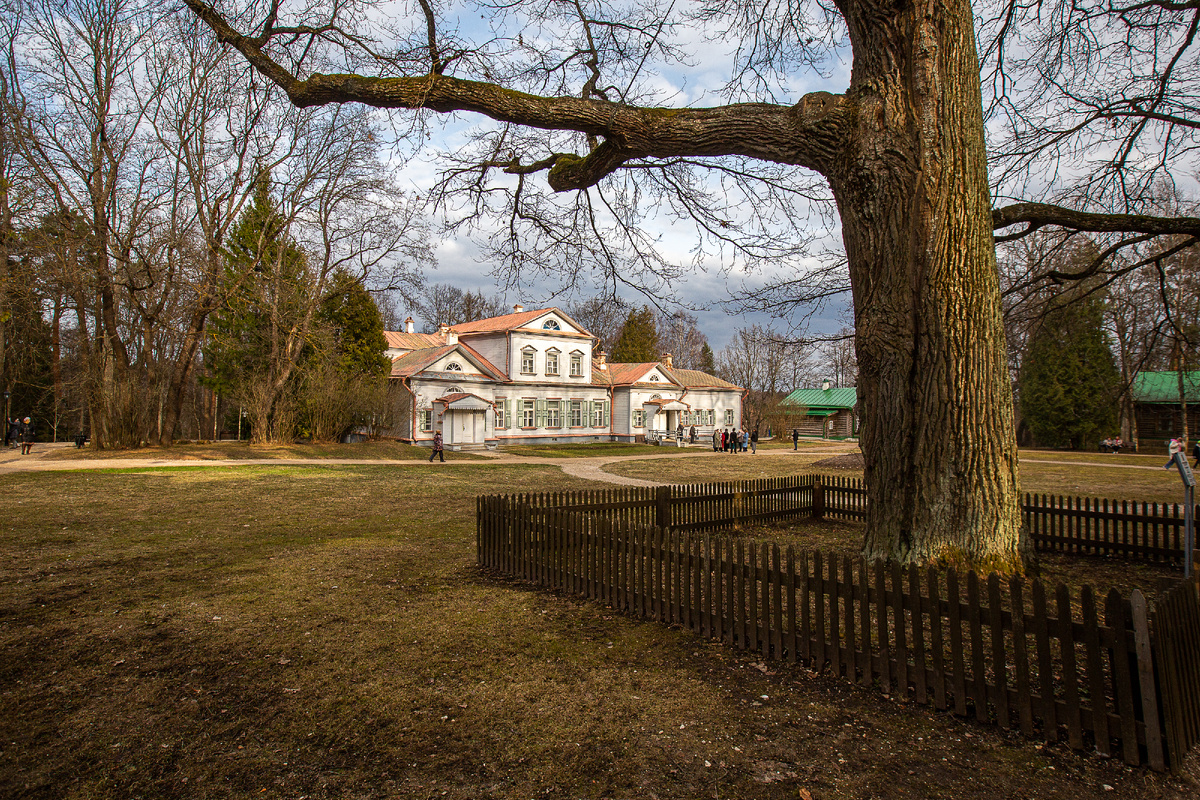 Главный дом усадьбы Абрамцево. Сергиево-Посадский городской округ, Московская область. Фото автора статьи 