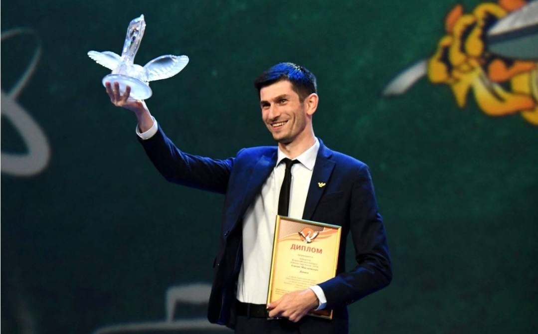 Алихан Динаев, учитель года 2018. https://www.prlib.ru/en/news/1167091