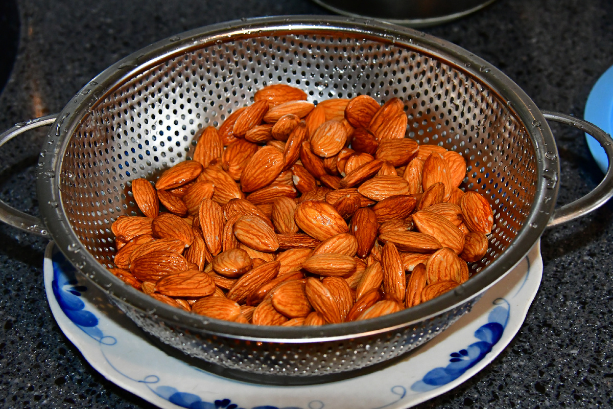 Откидываем орехи на дуршлаг