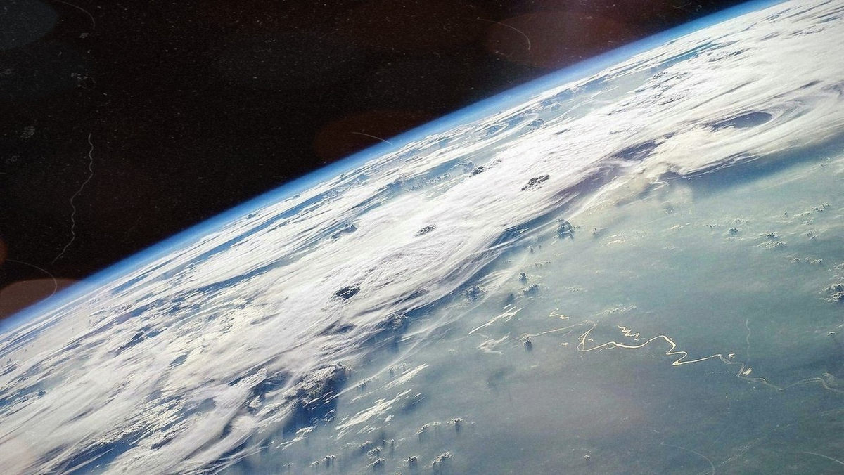 https://ru.wikipedia.org/wiki/Файл:ISS-20_Thunderstorms_on_the_Brazilian_Horizon.jpg