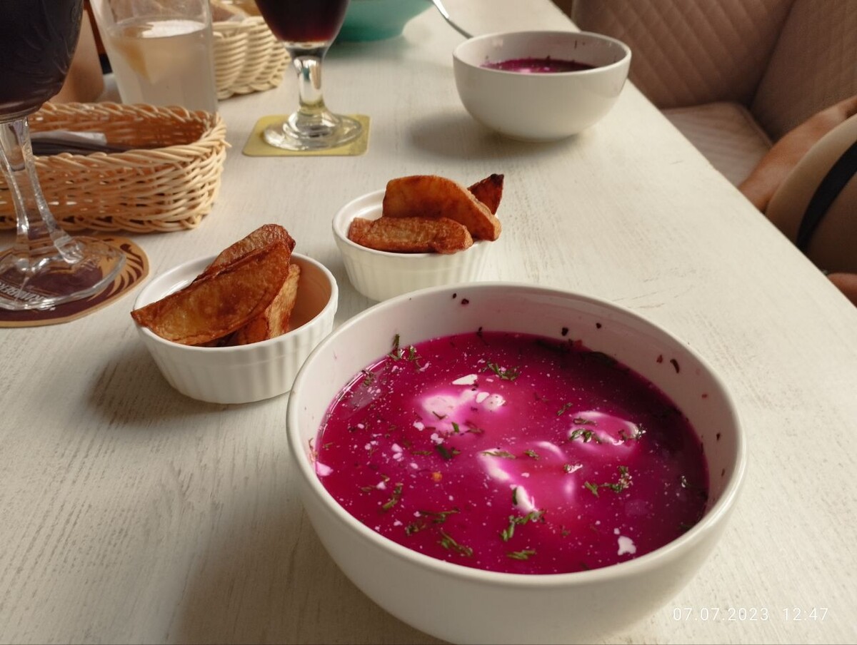 Холодник в ресторане Мадлен подают с запечёным картофелем. Очень вкусно