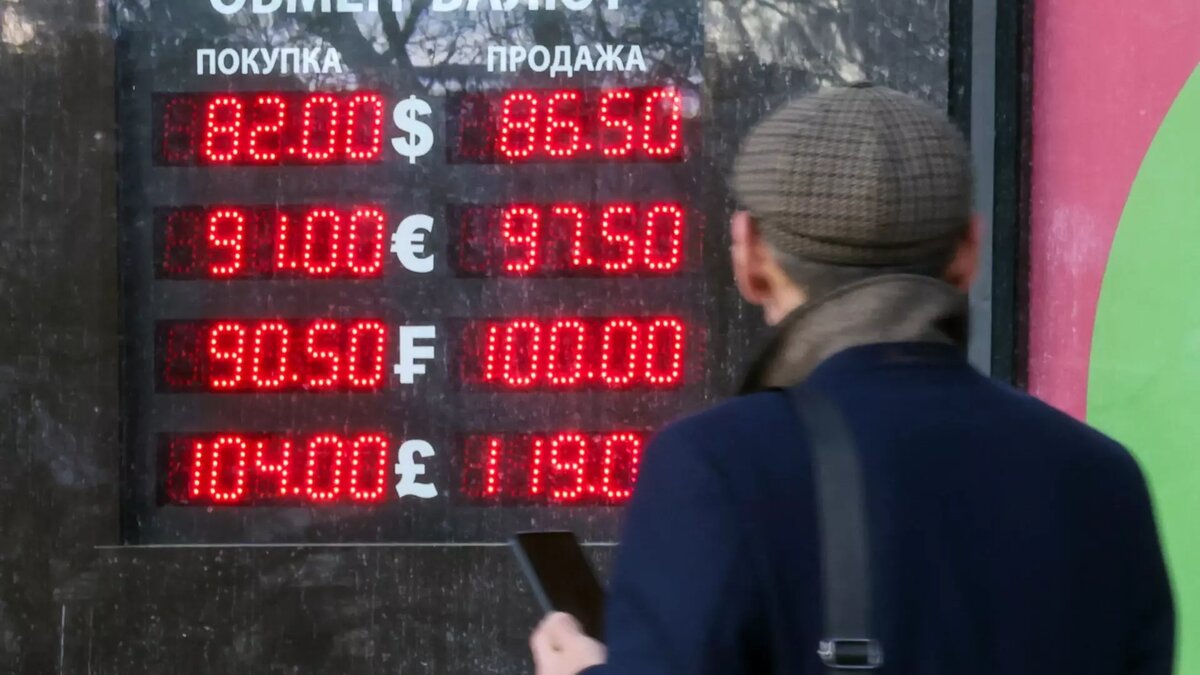 Несмотря на дефицит бюджета РФ, рублю в апреле не дадут ослабнуть. Автор: Владимир Гердо. Источник: ТАСС