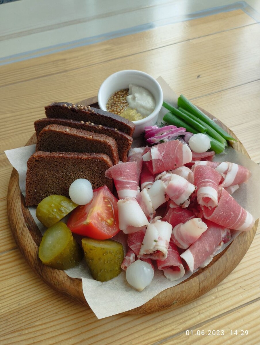 Бородинский хлеб, горчица, маринованный огурчик и лук.