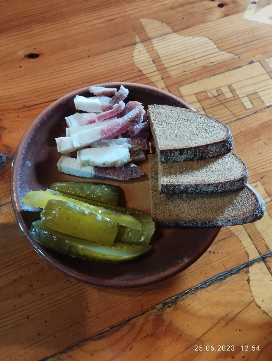 Бородинский черный хлеб и маринованный огурчик