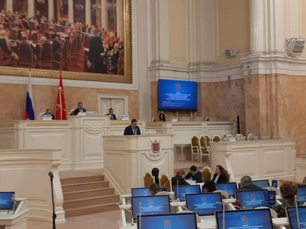 Валерий Калугин, уполномоченный по защите прав предпринимателей в Петербурге на трибуне Законодательного собрания города