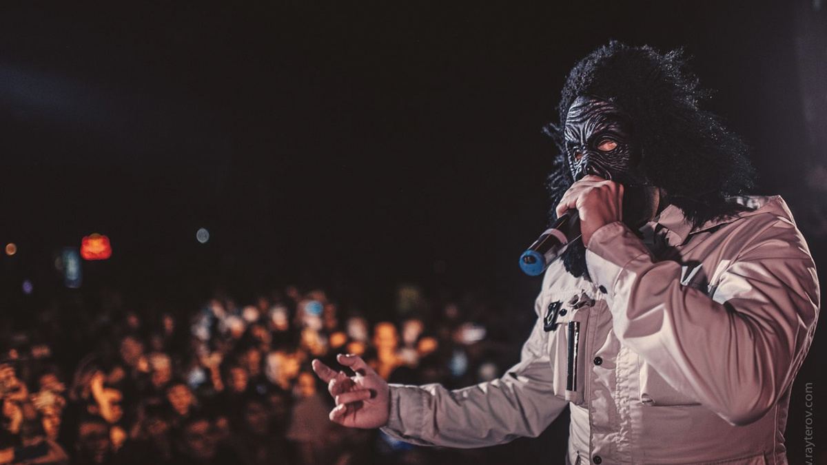 Паша Техник во время выступления