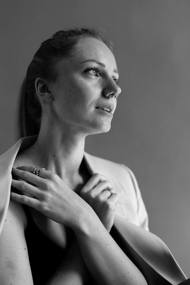 Когда тревога отключает тело, можно включить его через прикосновение, как на этих фото. Тепло рук возвращает в ощущение «я здесь», «я существую», «я чувствую».