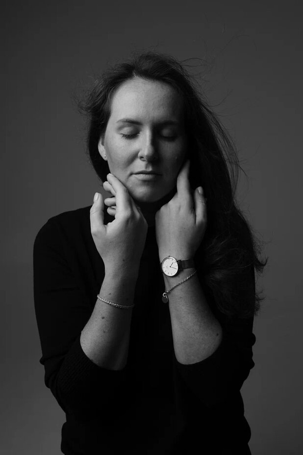 Когда тревога отключает тело, можно включить его через прикосновение, как на этих фото (листайте). Тепло рук возвращает в ощущение «я здесь», «я существую», «я чувствую»