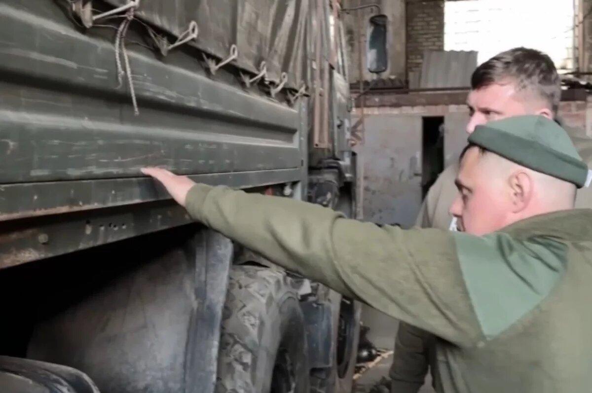    Ярославские бойцы восстанавливают грузовик на СВО