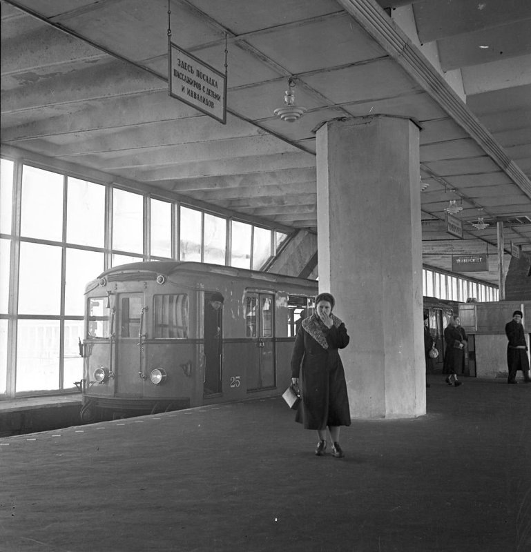 Состав из вагонов «А» (головной моторный вагон №25) на станции «Ленинские горы», 1959 г.