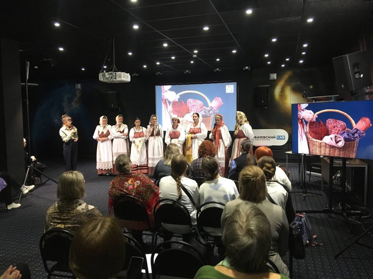    В роли моделей выступили участники фольклорно-этнографического ансамбля «Синий Лён»