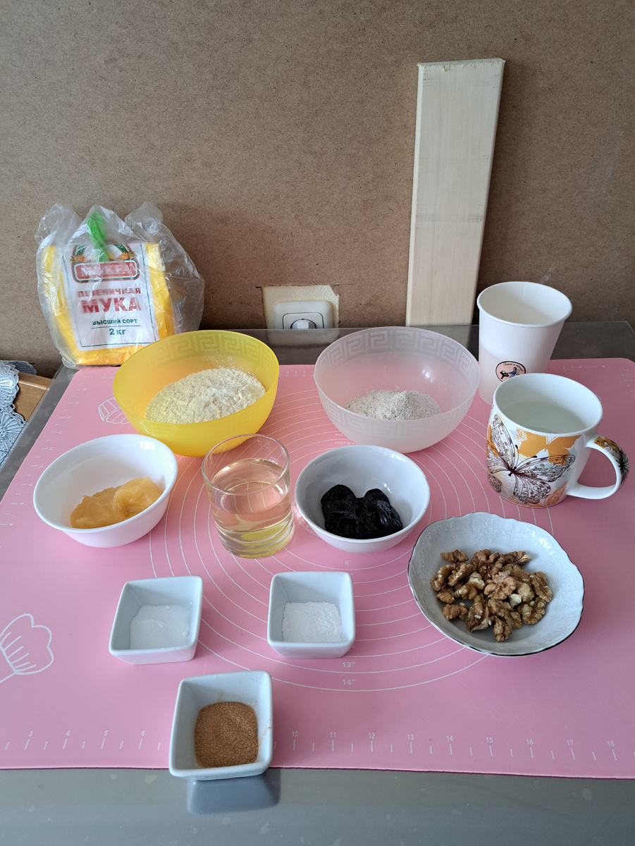 Всё необходимое для приготовления пирога готово!