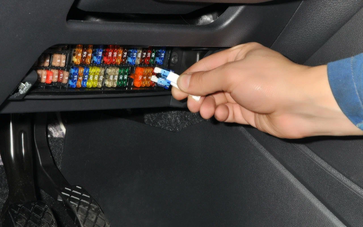 "Проверка предохранителя — первый шаг в диагностике."