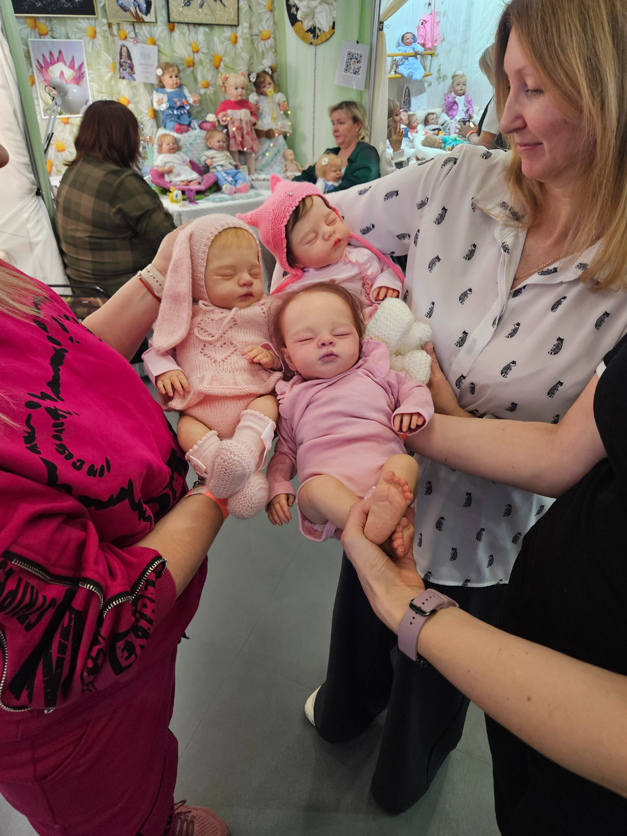 Три одинаковые заготовки, а малышки у разных мастеров получились разные. Моя в шапочке-кошечке. Фото с выставки 