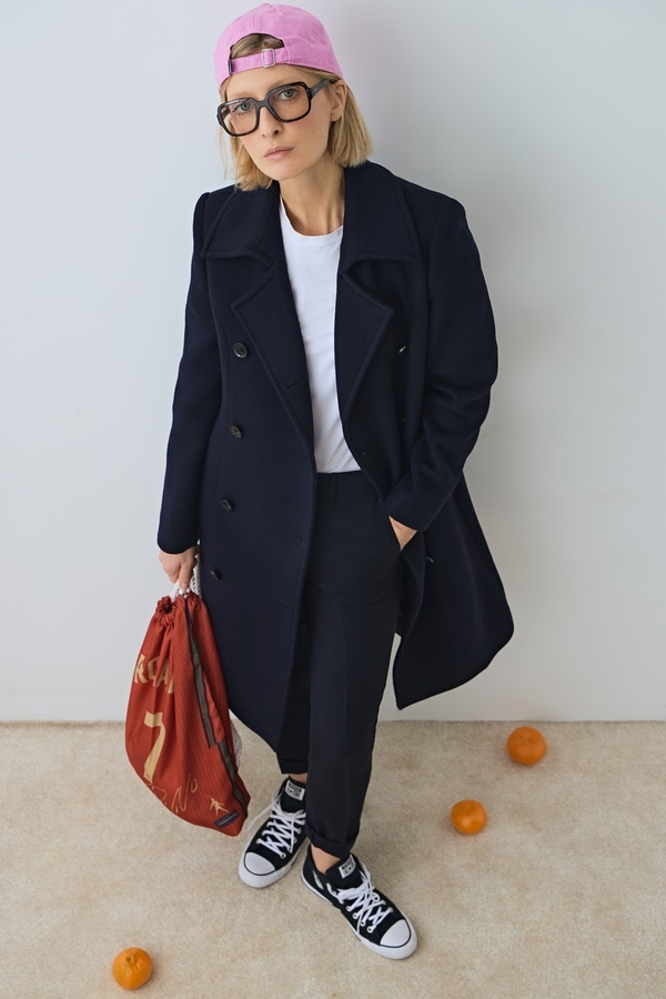 Самый простой способ добавить в образ эклектики – надеть отличающиеся по стилю аксессуары.