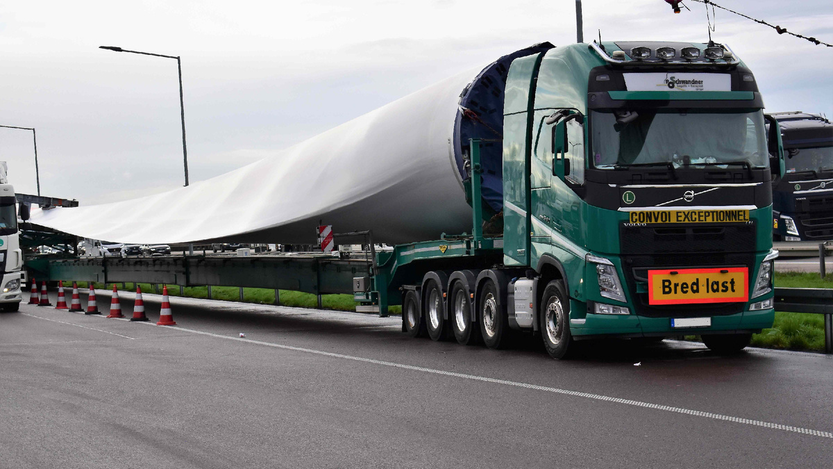 Лопасти ветроустановок только издали выглядят миниатюрными. Изображение: 
Bärbel Miemietz, CC BY-SA 4.0, commons.wikimedia.org