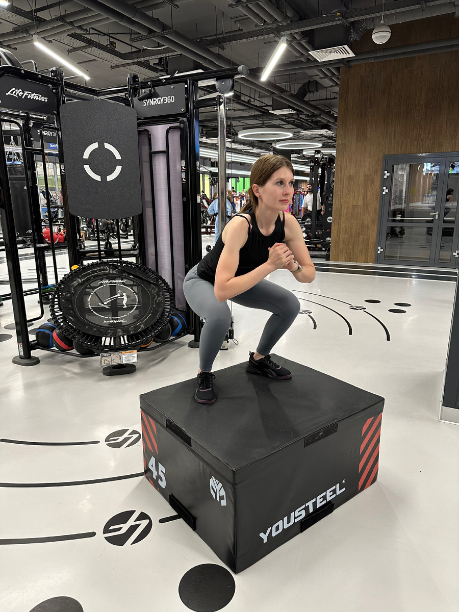 Даже 15 минут в день таких прыжков дают заметный результат через неделю: тело становится легче, кожа более упругой, а фигура подтянутой. 