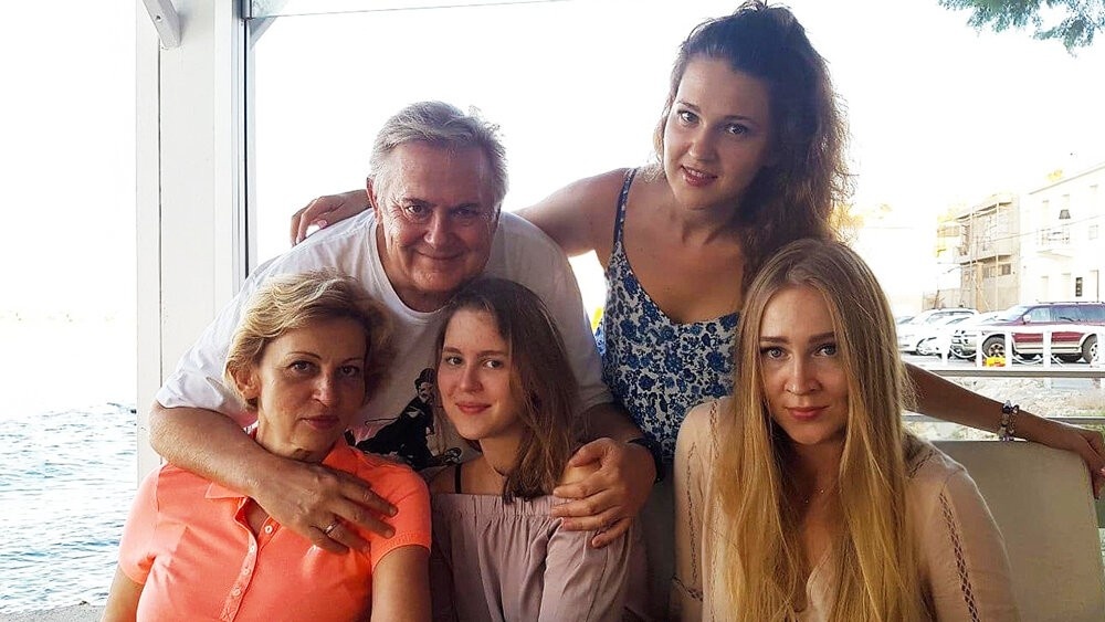 Юрий Стоянов с женой и детьми