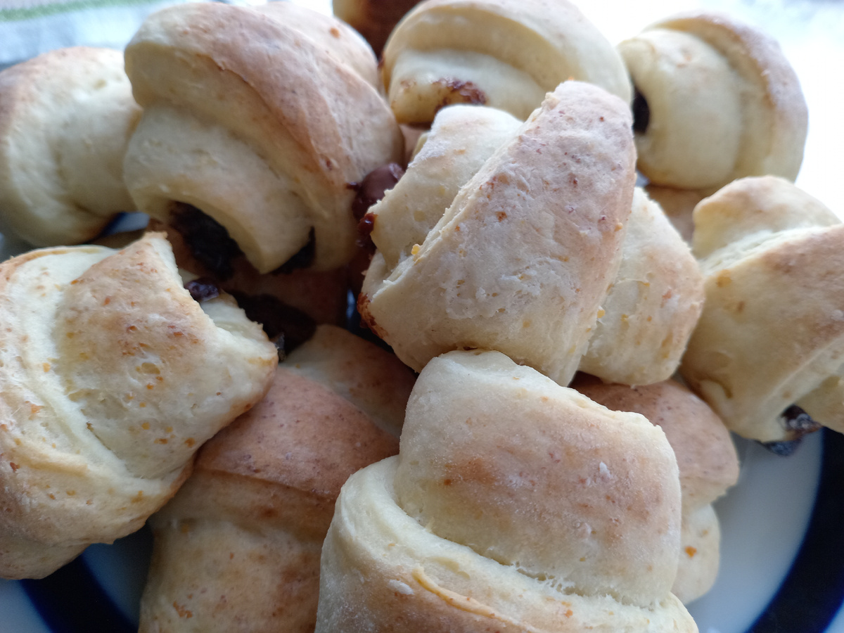 Готовые творожные рогалики с начинкой