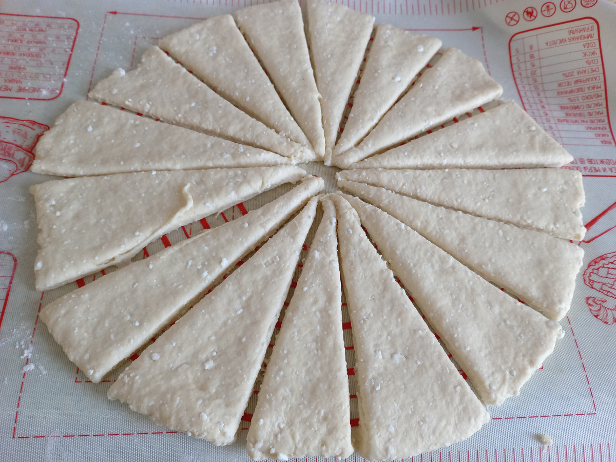 Разрезать круг теста таким образом