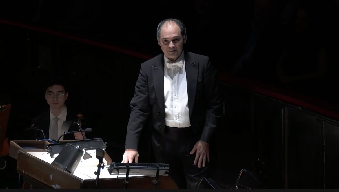 Дирижер Туган Сохиев за пультом в Вене