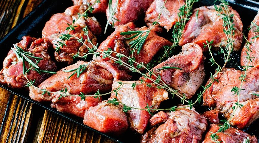   Опытные кулинары советуют добавлять в маринад для шашлыка из баранины не более 4–5 специй (Shutterstock/FOTODOM)