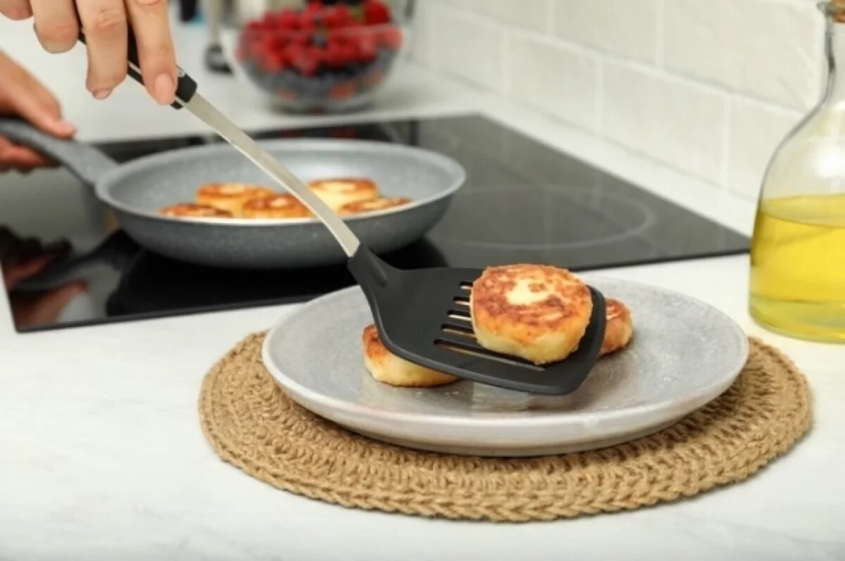    Из постного творога можно приготовить вкусные сырники.