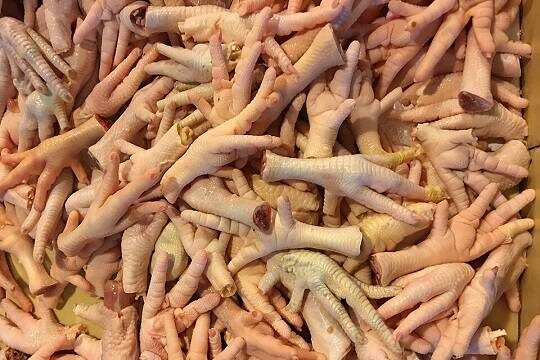    Украинских почтальонов снабдили куриными ножками для защиты