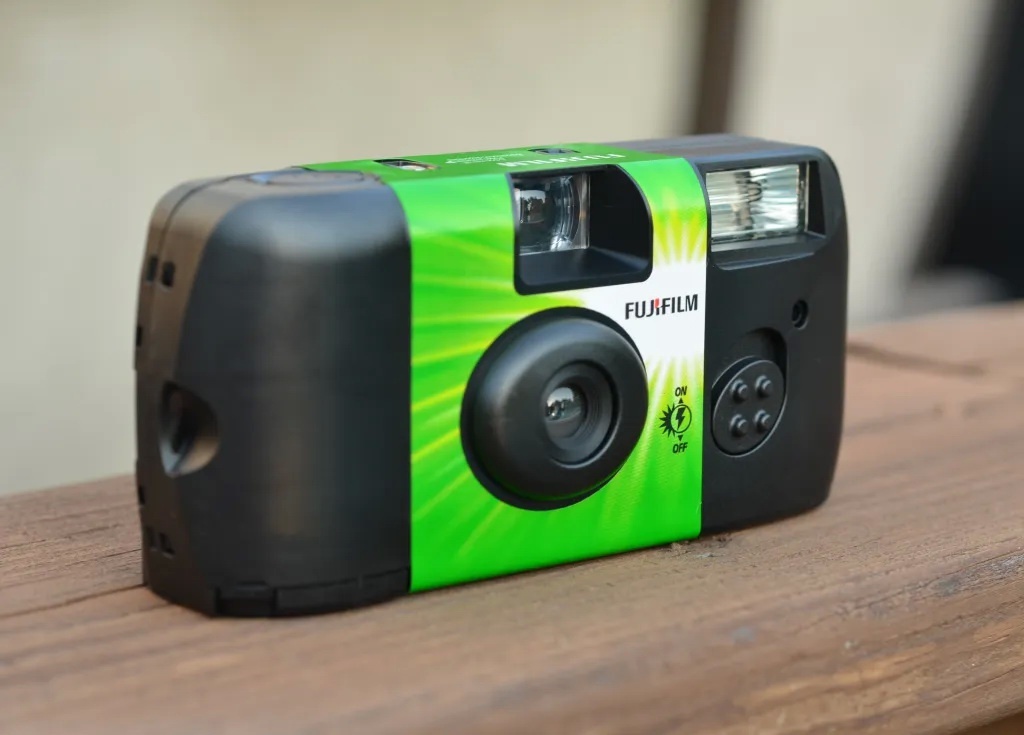    «Мыльница» от Fujifilm очень компактная: 12 см в длину и 90 граммов весом / Фото: danfinnen.com